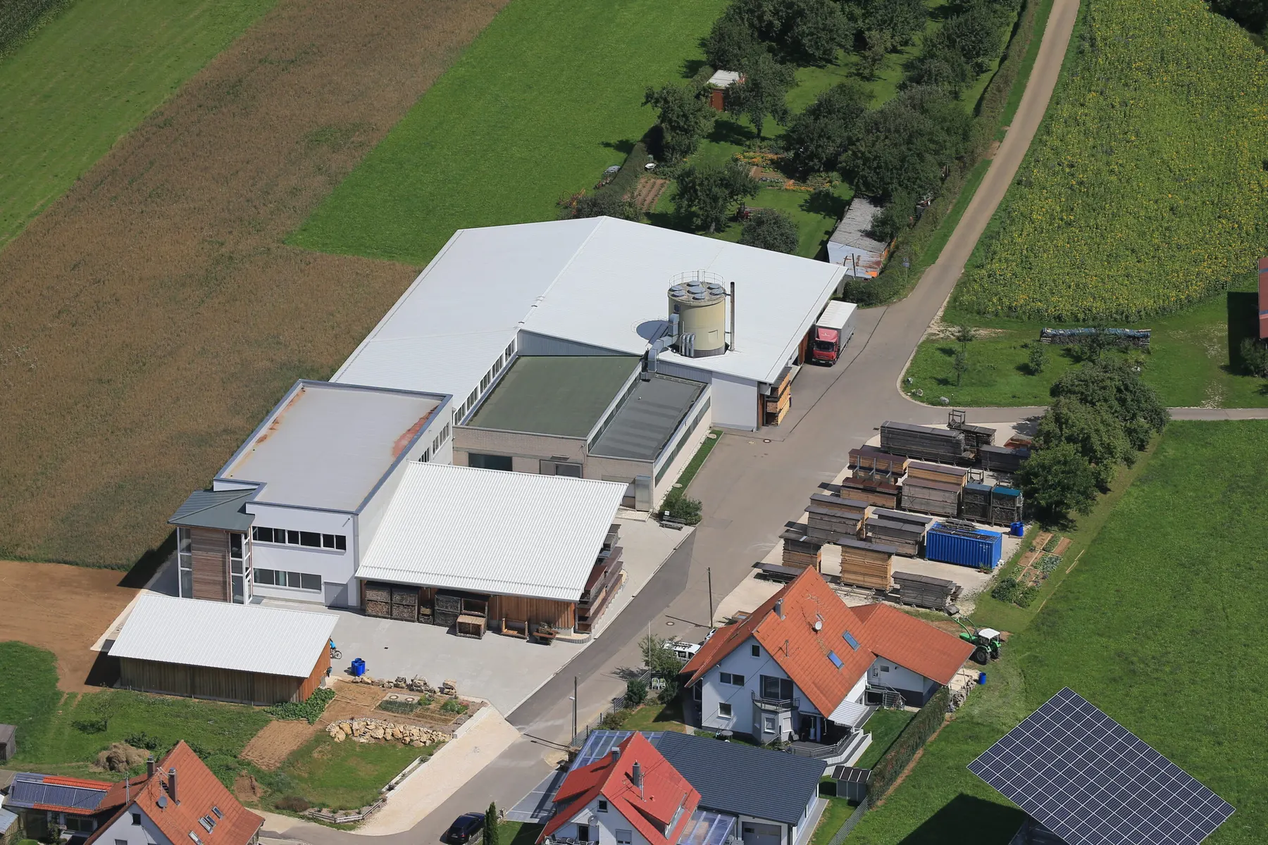 Luftaufnahme der Produktionsstätte der Schreinerei Lehle am Ortsrand von Asch